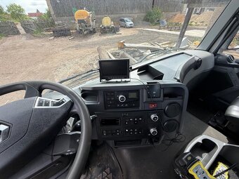 Hákový nosič kontejneru Renault 6 × 6 - 17