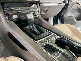 Jaguar F-Pace 20d AWD Prestige Kůže Navi R22 - 17