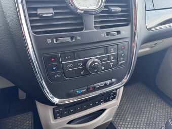 Chrysler Town Country 3,6 2x DVD RT Kůže 2011 - 17