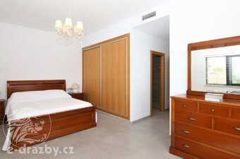 Samostatně stojící vila se 4 ložnicemi zastavěná plocha 338  - 17