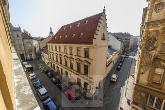 Prostorný a slunný byt 2+kk v klidné části centra Prahy - 17