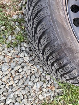 Zimni pneu Nokian 215 65R 17 - 17