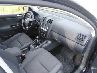 VW GOLF 1.6i BENZIN 75 KW KLASIKA ZA 59000 KČ - 17