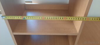 Rohový PC stůl s regály a policemi (vč. dvou zásuvek) - 17