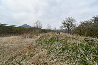Malý pozemek u silničního přivaděče - 17