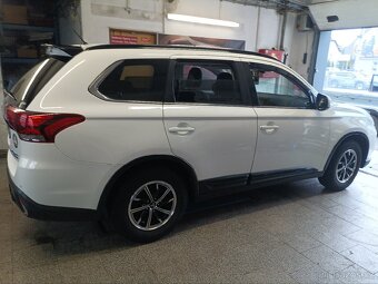 Outlander 2.2 4WD 7 míst BlackEdition TOP - 17