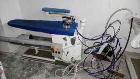 2x průmyslový žehlící stůl MACPI + žehličky + parní vyvíječ - 17