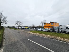 Nabízíme na pronájmem pozemek vhodný na autobazar, parkování - 17