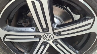 VOLKSWAGEN GOLF 7 R - 2,0TSi 221kW 4x4 - Manuál. - 17
