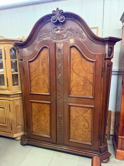 Dvoudvéřová zdobená starožitná skříň s intarzií - 17