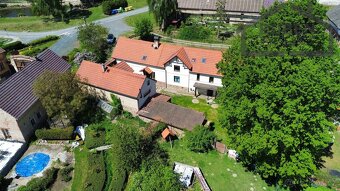 Typické venkovské stavení se stodolou a rybníčkem s mobilhei - 17