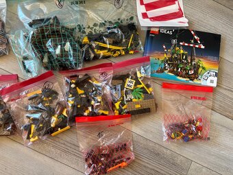 LEGO IDEAS PIRÁTI 21322 Zátoka pirátů z lodě Barakuda - 17