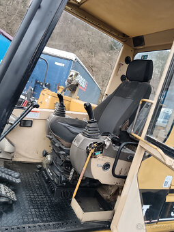 Pásový Bagr CAT 307 B - 17