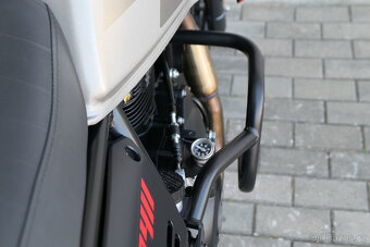 Royal Enfield Scram 411 Graphite Red - 17