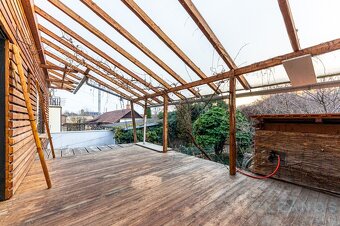 Útulný přírodní dům 4+1 s terasou, jezírkem, dílnou, zahrado - 17