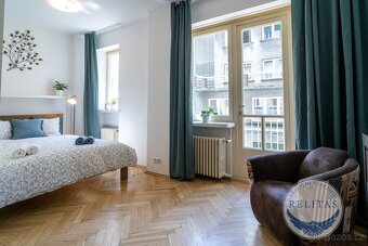 Pronájem klimatizovaného bytu 4+kk, 124 m² + 2xB, 3 neprůcho - 17