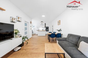 Prodej bytu 2+kk, 58 m2 s velkým balkonem a garážovým stáním - 17