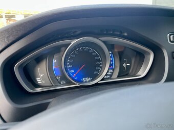 Volvo V40 D2 88kW R-Design VÝHŘEV Bi-Xenony NAVI Senzory - 17