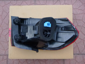 VW Touran výztuha světlo blatník dveře kapota 5TA - 17