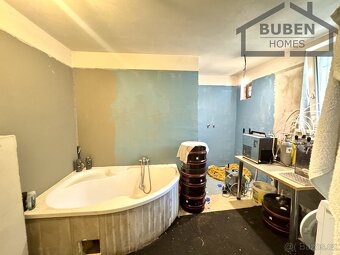 1/2 spoluvlastnického podílu areálu s administrativní budovo - 17