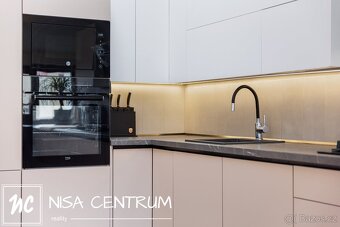 Prodej atypického podkrovního bytu 260 m² v Praze - Vinohrad - 17