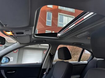 BMW Řada 3 E90 320i 110kW Sedan Navi Aut. klima Šíbr ALU R18 - 17