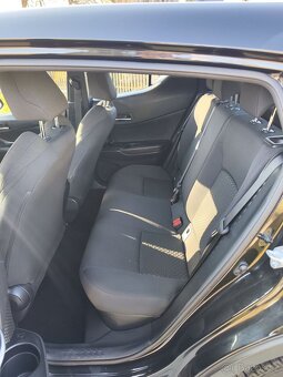 Toyota C-HR 1.8 Hybrid E-CVT rok 2021 - 17