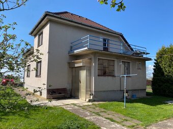 Rodinný dům 5+1 s krásnou zahradou 1337 m2, obec Dobřenice. - 17