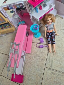 Nabízím Barbie letadlo a sanitku - 17