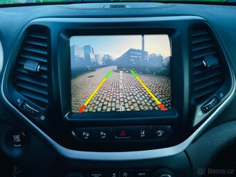 Jeep Cherokee 2.2M-JET 4x4 AUTOMAT LED VYHŘEV SERVISKA TAŽNÉ - 17