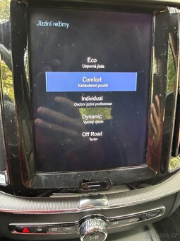 Volvo XC60 B4 R-Design, 140 kW, nez. topení, tažné zar. - 17