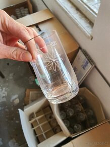 Porcelán vybavení hospody příbory podtácky skleničky vázy - 17