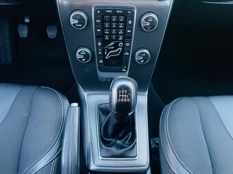 Volvo V40 2.0 D3 5VÁLEC 110KW MANUÁL LED SENZORY SERVISKA - 17