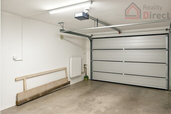 Prostorný rodinný dům 5+1 se zahradou, terasou a bazénem – D - 17