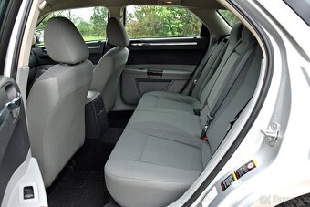 Chrysler 300C 3.0 CRD,XENONY,TEMP,DKLIMA,BOSTON,PDC,ALU18 - 17