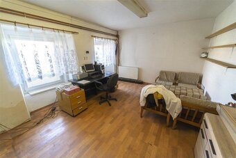 Pěčice, prodej rodinného domu 206 m2 (3 byty, sklady 2700 m2 - 17