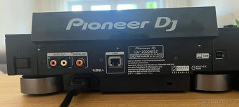 Pár CDJ 2000 NXS-2 a mixážní pult DJM 900 NXS-2 s letovým po - 17