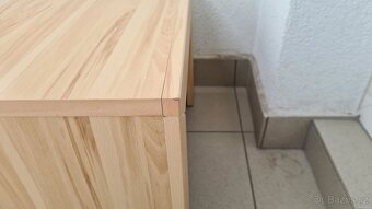 Noční stolek k posteli, ložnice - 17