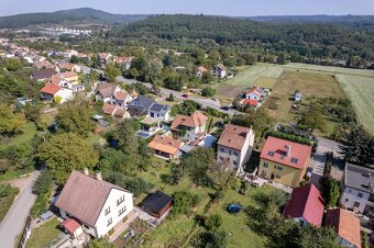 Vilka s arkýřem v České u Brna na parcele 465m2, vjezd, park - 17