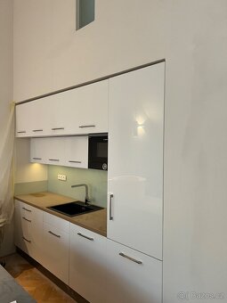 Kuchyňská linka s komplet spotřebiči - 17