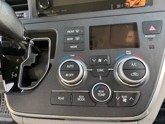 Toyota Sienna XLE AWD - 17