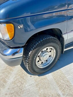V10,  Ford E350, obsah  6,7 litru, 7 místné - 17