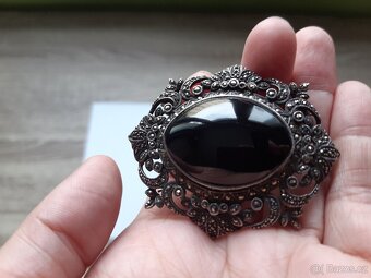 Stříbrná brož s onyxem - 17