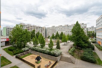 Nabízíme krásně světlý byt o dispozici 3+1 v ulici Prusíkova - 17