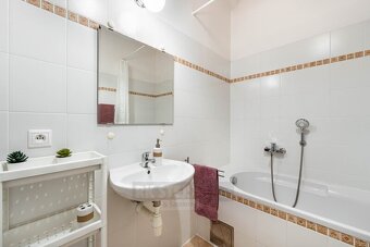 Prodej velice prostorného OV bytu 2+kk, 68 m2, s balkonem a  - 17