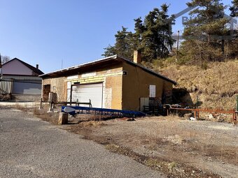 Areál bývalé pily s ubytováním, 4 haly, rybník, srub, sauna  - 17