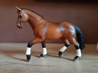 SCHLEICH Koně  SBĚRATELSKĒ FIGURKY 104 - 17