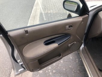 Mazda 323 1.5i sedan rok 1995 - 17