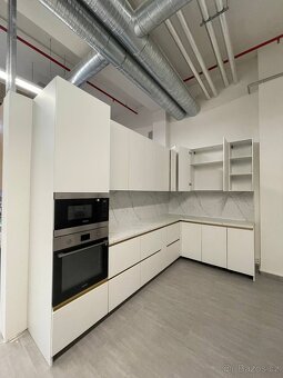 Prodám NOVOU bilu kuchyň Plzeň DTD Egger - 17