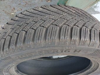 Prodám zimní pneu 205/55/16 se vzorkem 4,5 mm az 6,5 mm. - 17